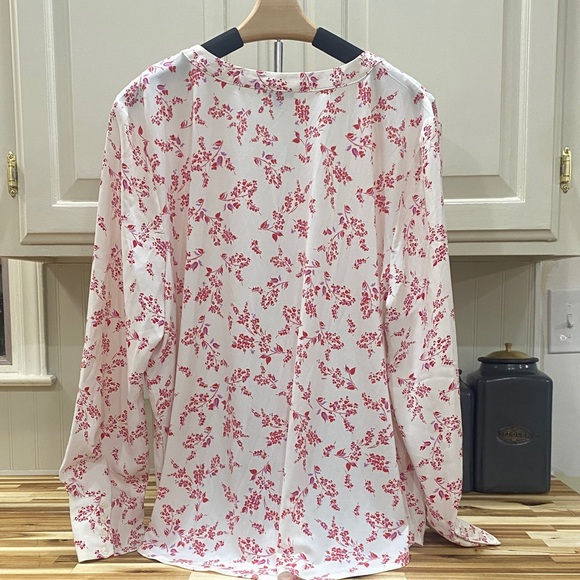 Ann Taylor Red and White Floral Blouse BEAUTIFUL 😍 - Picture 2 of 5